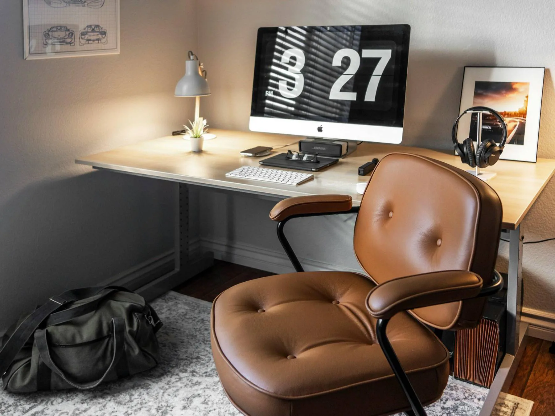 Radni kutak u stanu sa radnim stolom uz zid - home office